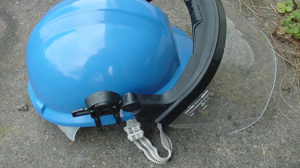 Capacete de segurança com viseira, equipamento relacionado ao curso técnico em Segurança do Trabalho