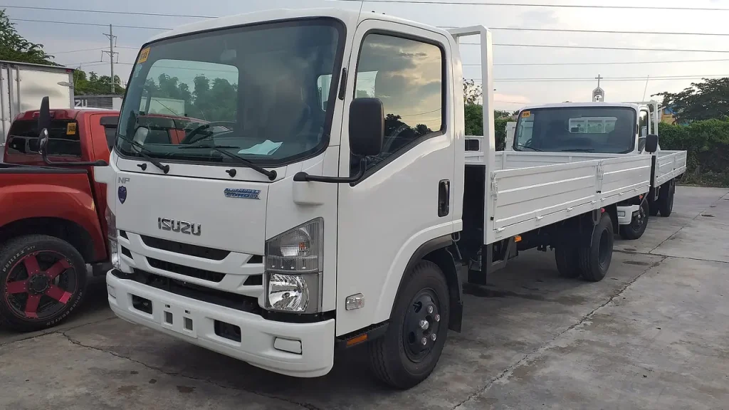 Caminhão de carga em pátio de transporte para ilustrar o curso técnico em Transporte de Cargas