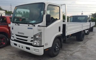 Caminhão de carga em pátio de transporte para ilustrar o curso técnico em Transporte de Cargas