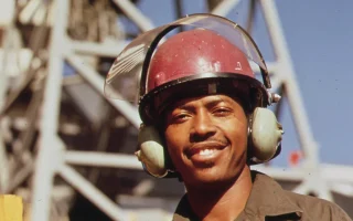Técnico em Segurança do Trabalho pode investigar acidentes: profissional com capacete e proteção auditiva em ambiente industrial