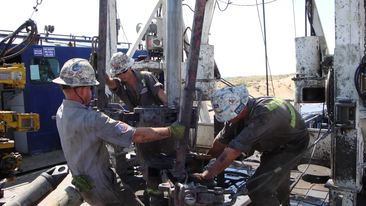 Técnico em Segurança do Trabalho e equipe em ambiente industrial durante análise de riscos